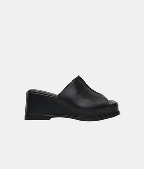 Luca Wedge, Black Leather